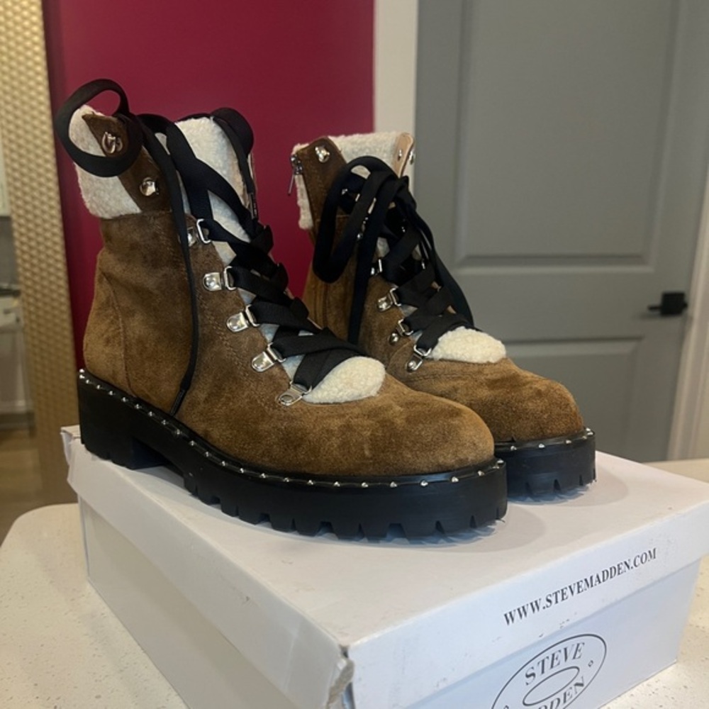 Warm and Cozy‎ Steve Madden Leather and Faux Fur Women 8.5 Winter Boot